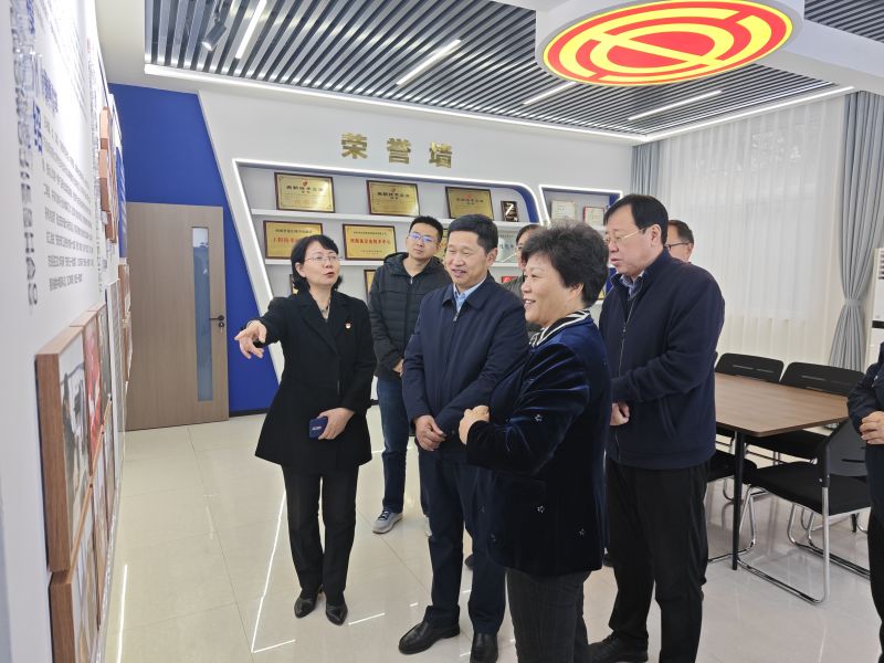 老年黄片儿2025年05月09日上午 安阳市人大常委会副主任、市总工会党组书记、主席夏军一行莅临华阳电磁铁参观调研；对公司2023年全国五一劳动奖章获得者汪利娜慰问，并听取劳模工作室相关情况汇报